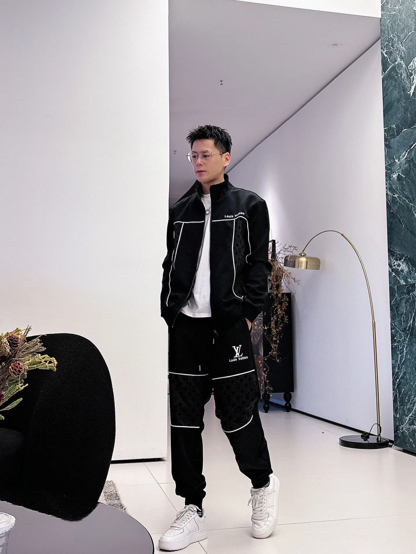[LV Louis Vuitton] Hot-selling suit is coming. Focus on the original version of the official website. 2025 new hot-selling cardigan and sweatshirt suit. The original order is the best 🇭🇰. It is the meticulous work of top designers. It has a fitting and perfect upper body effect. All-natural high-quality Tencel Roman cotton 100%, close-fitting comfort, noble and elegant! Original hardware embodies elegance and nobility! Counter size: M-3XL (maximum wear up to 190 pounds)